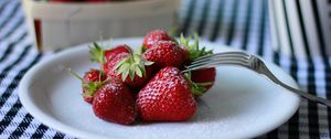 Preview wallpaper strawberry, berries, plate, fork