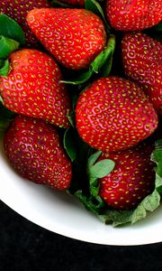 Preview wallpaper strawberry, berries, plate, harvest