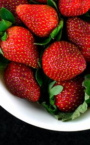 Preview wallpaper strawberry, berries, plate, harvest