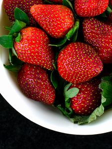 Preview wallpaper strawberry, berries, plate, harvest