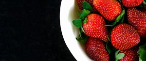 Preview wallpaper strawberry, berries, plate, harvest