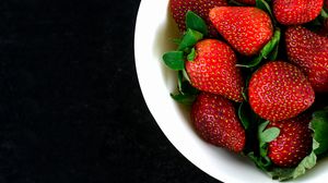 Preview wallpaper strawberry, berries, plate, harvest