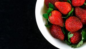 Preview wallpaper strawberry, berries, plate, harvest