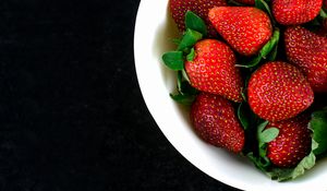 Preview wallpaper strawberry, berries, plate, harvest