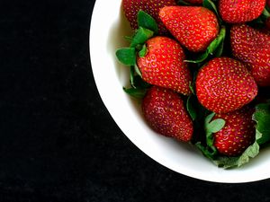 Preview wallpaper strawberry, berries, plate, harvest