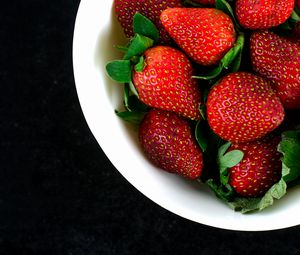 Preview wallpaper strawberry, berries, plate, harvest