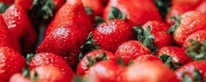 Preview wallpaper strawberry, berries, red, ripe, juicy