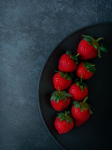 strawberry wallpapers for mobile