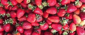 Preview wallpaper strawberry, berries, red, ripe