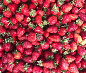 Preview wallpaper strawberry, berries, red, ripe