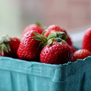 Preview wallpaper strawberry, berries, red