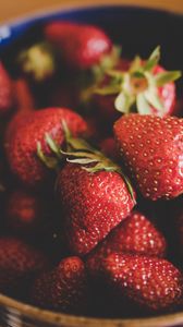 Preview wallpaper strawberry, berries, red, ripe, bowl