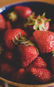 Preview wallpaper strawberry, berries, red, ripe, bowl