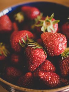 Preview wallpaper strawberry, berries, red, ripe, bowl