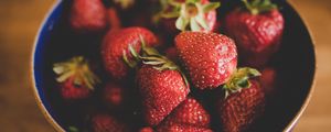 Preview wallpaper strawberry, berries, red, ripe, bowl