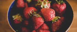 Preview wallpaper strawberry, berries, red, ripe, bowl