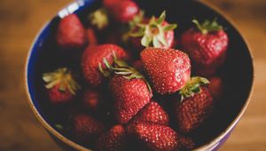 Preview wallpaper strawberry, berries, red, ripe, bowl