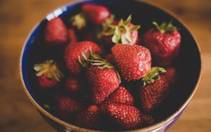 Preview wallpaper strawberry, berries, red, ripe, bowl