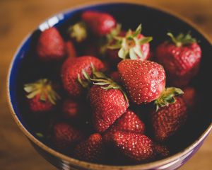 Preview wallpaper strawberry, berries, red, ripe, bowl