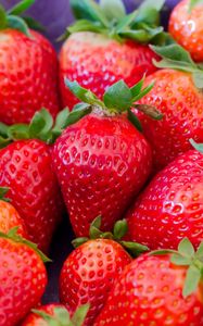 Preview wallpaper strawberry, berries, red, ripe, macro