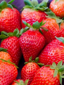 Preview wallpaper strawberry, berries, red, ripe, macro