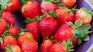 Preview wallpaper strawberry, berries, red, ripe, macro