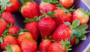 Preview wallpaper strawberry, berries, red, ripe, macro