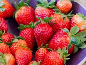 Preview wallpaper strawberry, berries, red, ripe, macro
