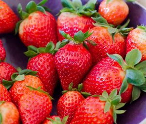 Preview wallpaper strawberry, berries, red, ripe, macro