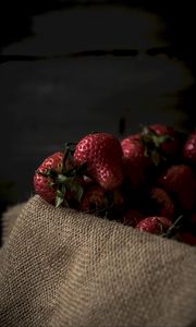 Preview wallpaper strawberry, berries, ripe, cloth