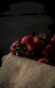 Preview wallpaper strawberry, berries, ripe, cloth