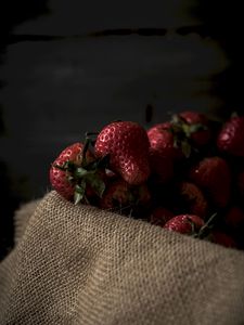 Preview wallpaper strawberry, berries, ripe, cloth