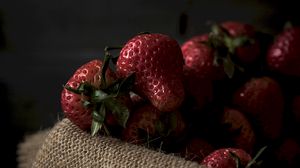 Preview wallpaper strawberry, berries, ripe, cloth