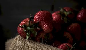 Preview wallpaper strawberry, berries, ripe, cloth