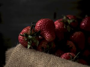 Preview wallpaper strawberry, berries, ripe, cloth