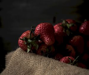 Preview wallpaper strawberry, berries, ripe, cloth