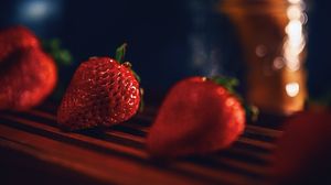 Preview wallpaper strawberry, berries, ripe, red, juicy