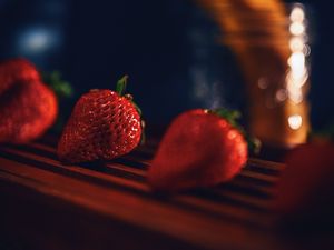 Preview wallpaper strawberry, berries, ripe, red, juicy