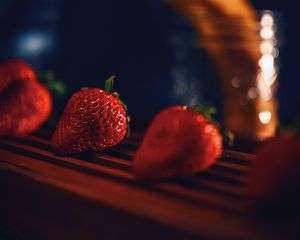Preview wallpaper strawberry, berries, ripe, red, juicy