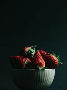 Preview wallpaper strawberry, berries, ripe, red, bowl