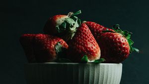 Preview wallpaper strawberry, berries, ripe, red, bowl