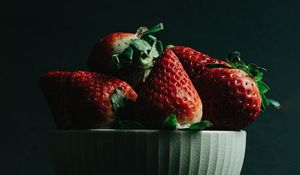 Preview wallpaper strawberry, berries, ripe, red, bowl