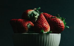 Preview wallpaper strawberry, berries, ripe, red, bowl