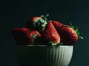 Preview wallpaper strawberry, berries, ripe, red, bowl