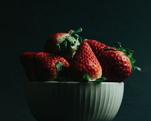 Preview wallpaper strawberry, berries, ripe, red, bowl