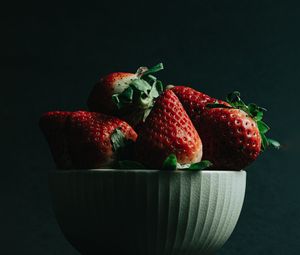 Preview wallpaper strawberry, berries, ripe, red, bowl