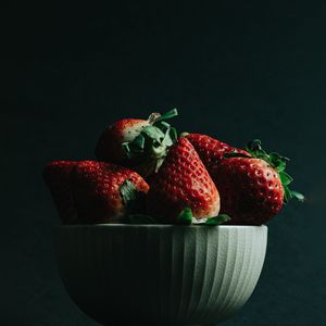 Preview wallpaper strawberry, berries, ripe, red, bowl