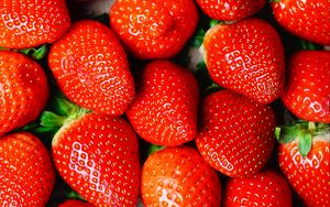 Preview wallpaper strawberry, berries, ripe, red