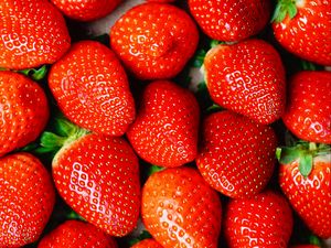 Preview wallpaper strawberry, berries, ripe, red