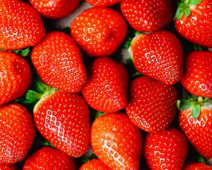 Preview wallpaper strawberry, berries, ripe, red